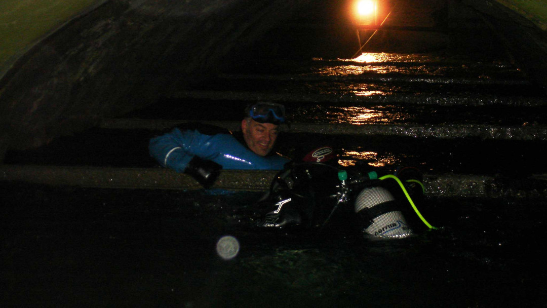 Winterthur. Vermessung Kaverne. René Meile im Tauchanzug. ING PLUS