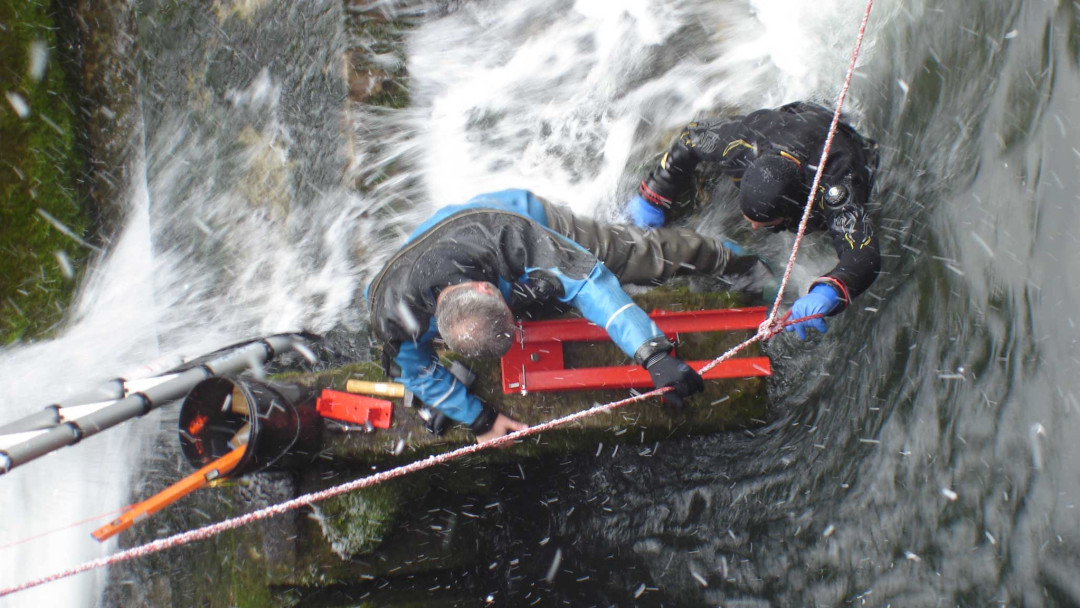 Winterthur. Vermessung Turbine im Tauchanzug. ING PLUS