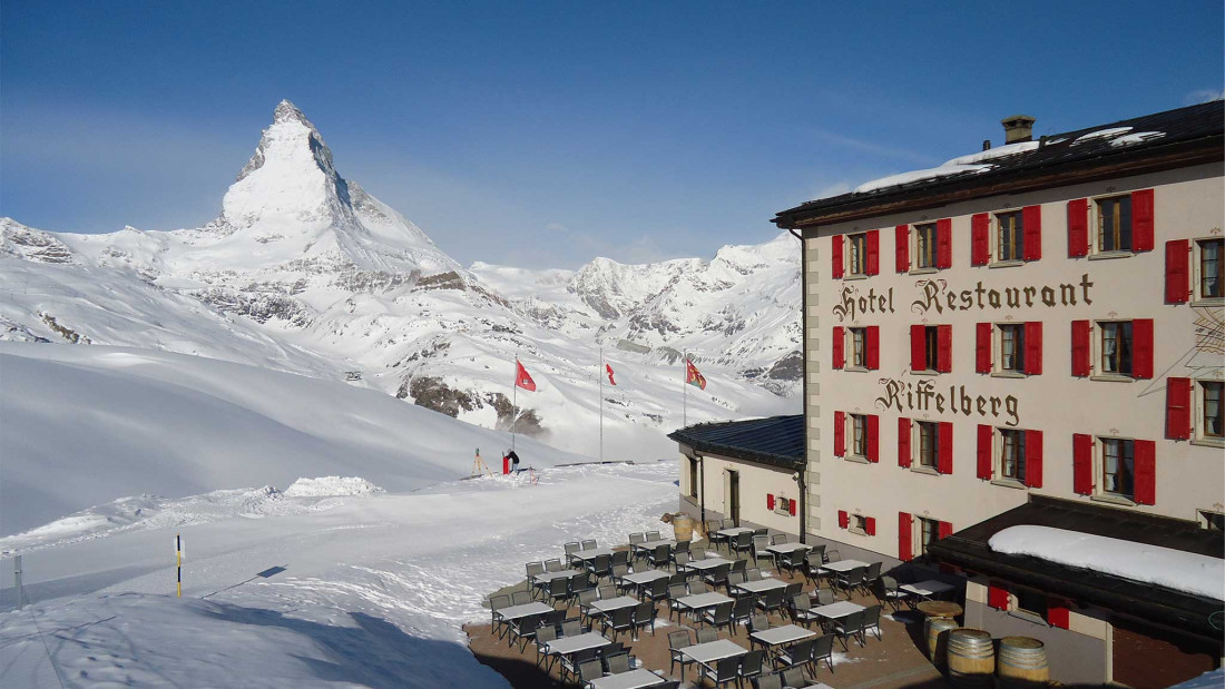 Fotos Zermatt. Gebäudeaufnahme Hotel Riffelberg mit Blick auf das Matterhorn. ING PLUS