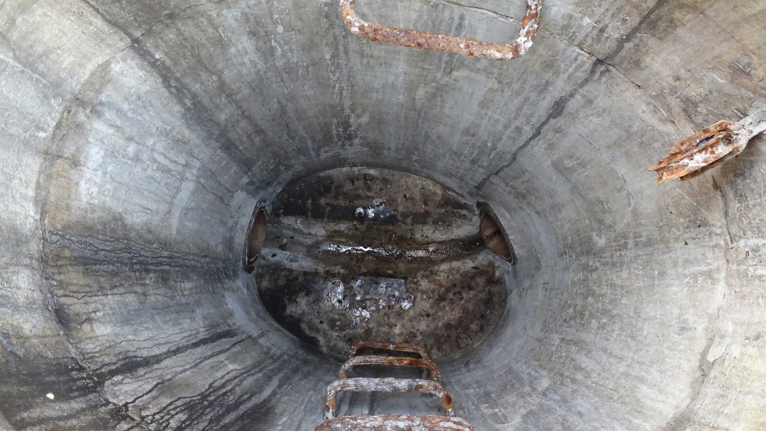 Beschädigter Einstieg. Kanalsanierung Tiefbau. ING PLUS