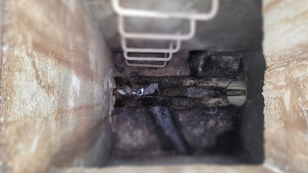 Beschädigtes Bankett. Kanalsanierung Tiefbau. ING PLUS