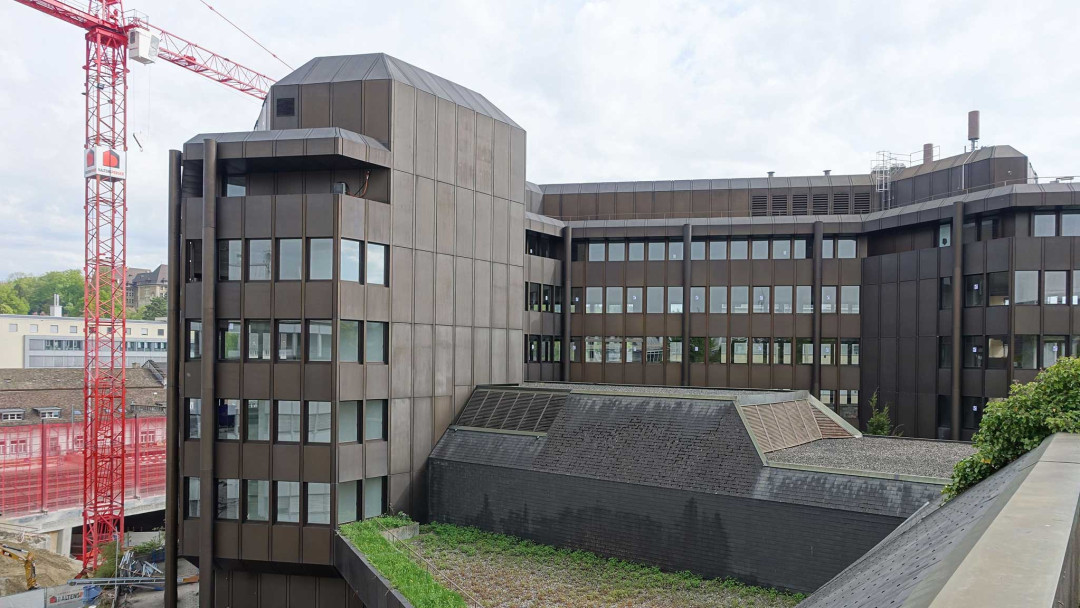 Gebäudeaufnahme AXA-Tower. ING PLUS